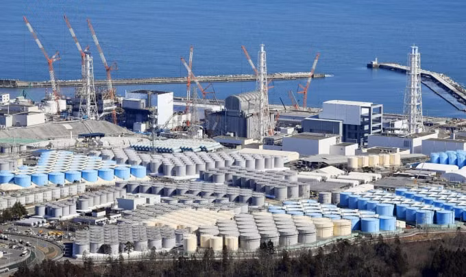 Các bể chứa nước phóng xạ được xếp thành hàng dài tại nhà máy điện hạt nhân Fukushima số 1 ở tỉnh Fukushima hồi tháng 2. Ảnh: KYODO