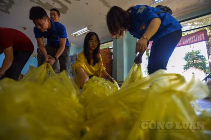 Ước tính sẽ trao hơn 400 xuất quà gồm: 10kg gạo, 6kg rau ăn lá, 8 kg rau củ, 1l dầu ăn, bột canh cho những nơi nước đã rút. Còn nước chưa rút sẽ trao hơn 200 xuất qùa gồm: Mì tôm, đồ ăn liền, lương khô, tép khô, lạc - vững, sữa, nước sạch.