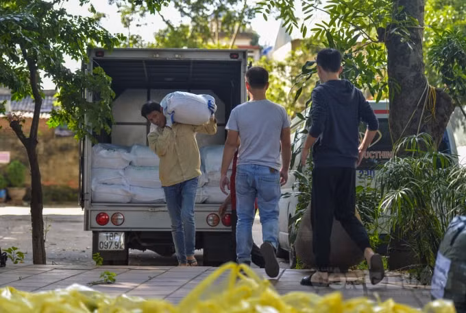 Các xe hàng liên tục được chuyển đến. Được biết, sẽ có 3 xe tải chở khoảng 8 tấn hàng hóa đi ủng hộ đồng bào bão lũ, xuất phát đi từ nửa đêm 23/10, dự kiến trong ngày 24/10 sẽ trao quà ở Hà Tĩnh, xong sẽ di chuyển vào Quảng Bình.