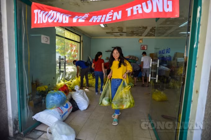 Để có địa điểm tập kết hàng hóa, quà tặng, nhóm đã trưng dụng được một nhà kho rộng rãi, ngay cửa ngõ Hà Nội. Còn phương tiện vận chuyển, đã có 3 bác tài với 3 chiếc xe tải nhận hỗ trợ, không lấy cả tiền công lẫn tiền dầu.