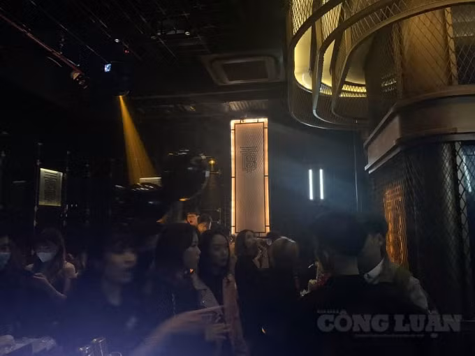 Bóng cười được bán công khai tại quán The Bunker ở 46 Mã Mây (phường Hàng Buồm, quận Hoàn Kiếm, TP. Hà Nội).