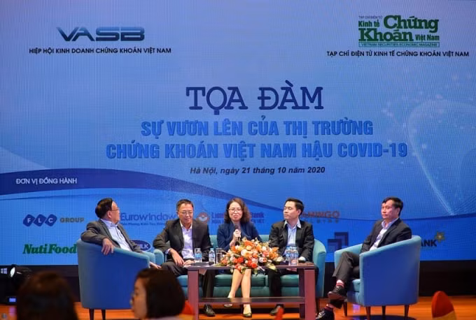 Bà Tạ Thanh Bình - Vụ trưởng Vụ Phát triển thị trường chứng khoán (Ủy ban Chứng khoán Nhà nước) phát biểu tại buổi Toạ đàm.