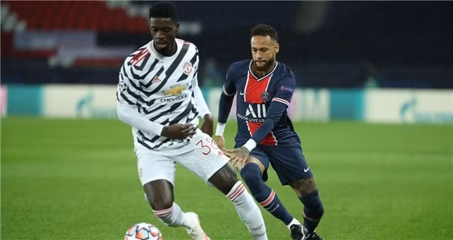 Tuanzebe thi đấu tự tin trước Neymar. Ảnh: Getty