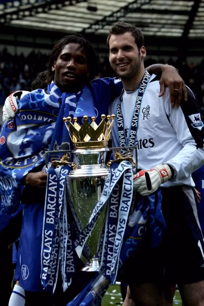 Cech giúp Chelsea giành chức vô địch Premier League đầu tiên vào năm 2005. Ảnh: Getty