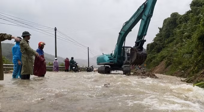 Nhiều đoạn trên tuyến đường Hồ Chí Minh (nhánh Tây) bị ngập sâu trong nước. Ảnh: TL