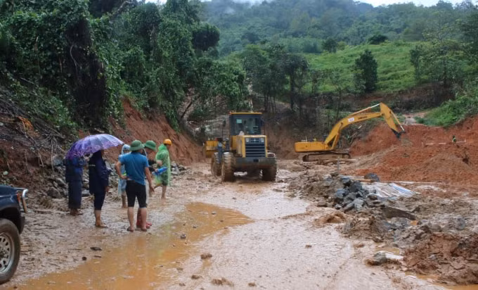 Tổng cục đường bộ Việt Nam đã chỉ đạo các đơn vị huy động nhân lực, vật tư, máy móc, thiết bị khẩn trương khắc phục thiệt hại bảo đảm giao thông thông suốt, an toàn. Ảnh: TL