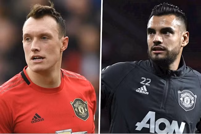 Bộ đôi cầu thủ Jones và Rojo không có tên trong danh sách dự Premier League. Ảnh: bongdaplus.