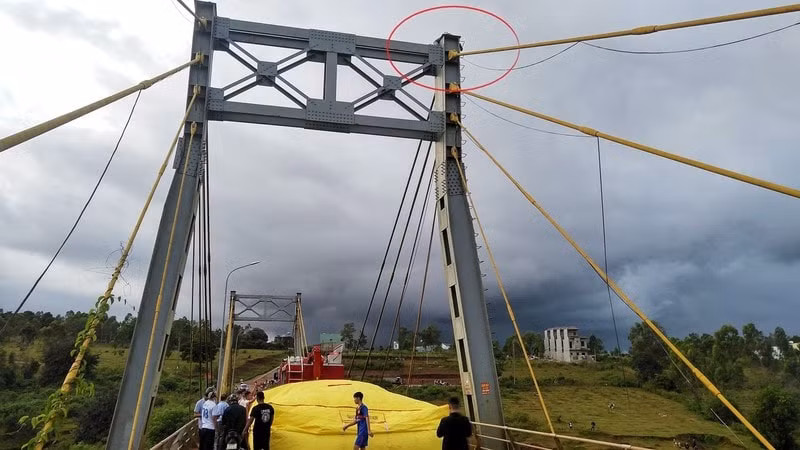 Nam thanh niên say rượu, đứng trên trụ cầu la hét muốn nhảy tự tử. Ảnh: tienphong.