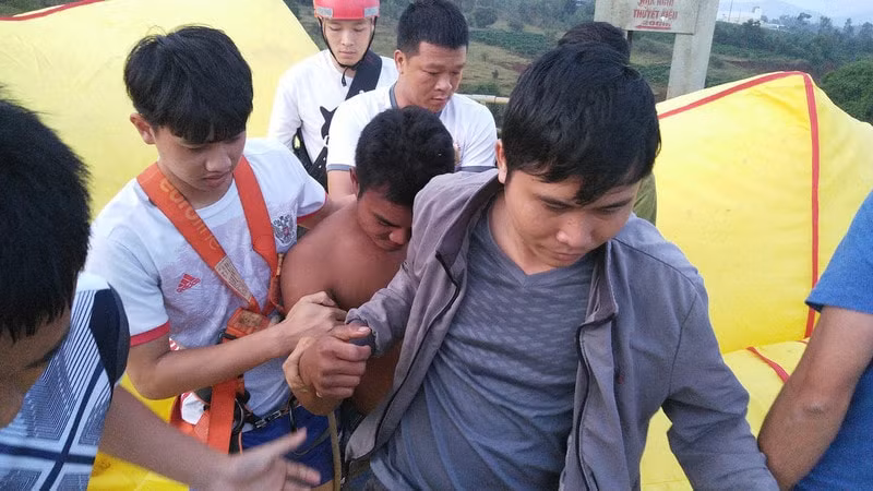 Nam thanh niên 32 tuổi được giải cứu thành công. Ảnh: moitruongvadothi.
