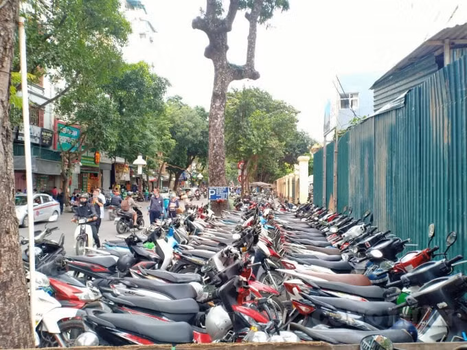 Đến bao giờ các cơ quan chức năng quận Hoàn Kiếm mới xử lý những bãi xe như thế này?