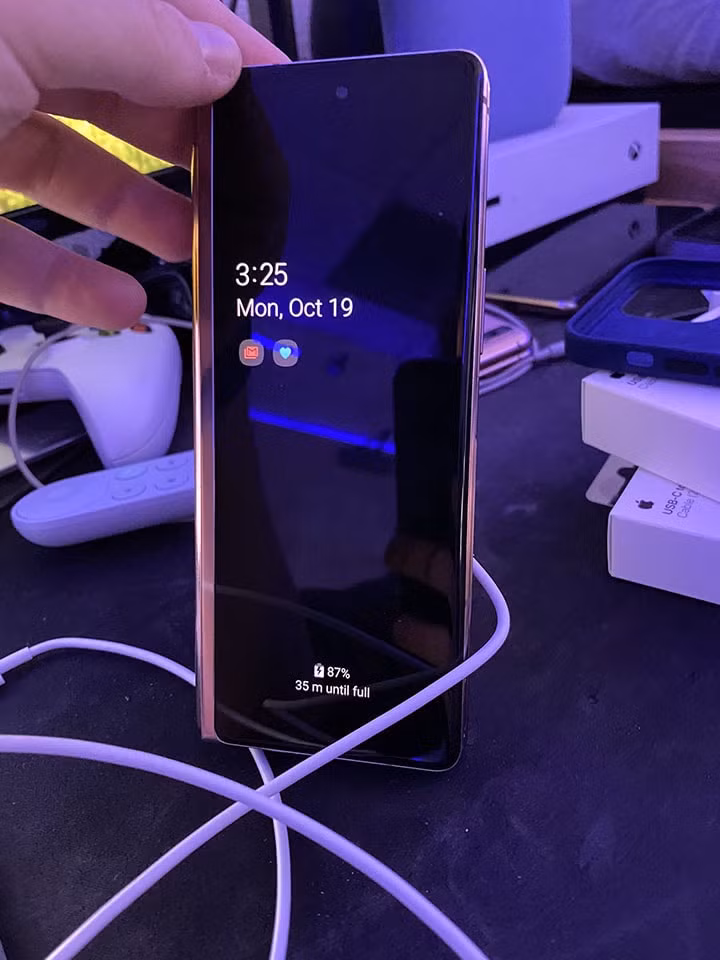 Galaxy Z Fold 2 tương thích với sạc Magsafe. Ảnh: Max Weinbach