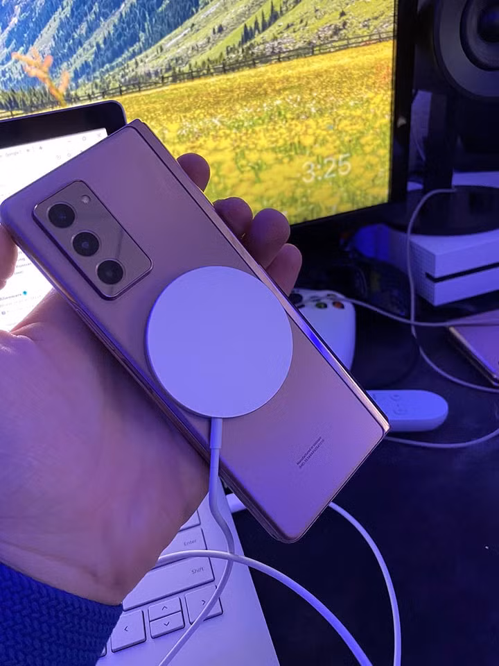 Sạc Magsafe hoạt động được với Galaxy Z Fold 2 nhưng có lực hút hơi yếu. Ảnh: Max Weinbach