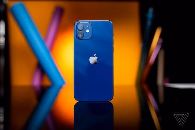 Dung lượng pin iPhone 12 kém hơn iPhone 11. Ảnh: The Verge