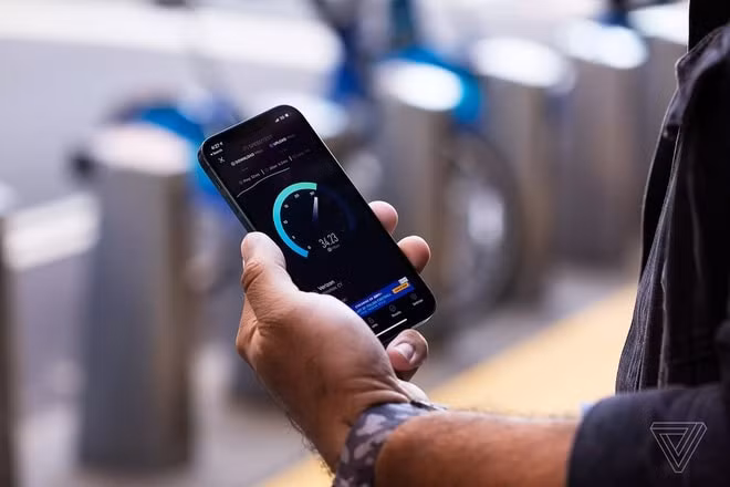 Việc lựa chọn sử dụng mạng 5G với tốc độ cao hơn, người dùng sẽ phải đánh đổi pin của máy sẽ tiêu hao nhanh hơn. Ảnh: The Verge