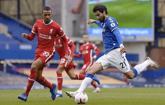 Sau khi trận gặp Everton kết thúc, trung vệ trụ cột Matip đã gặp ngay chấn thương ở bắp chân. Ảnh: TL