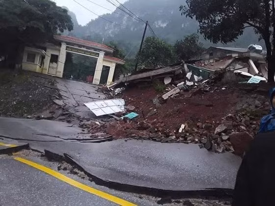 Đồn biên phòng Cha Lo bị đất đá đổ xuống gây thiệt hại nặng. Ảnh: TL.