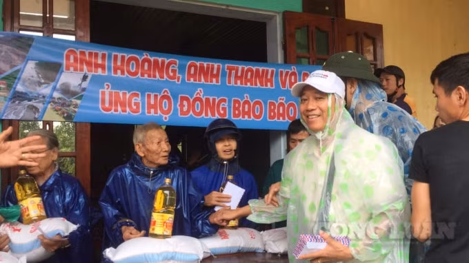 Anh Nguyễn Hữu Hoàng phát quà cho bà con vùng lũ thôn An Thơ, xã Hải Phong, huyện Hải Lăng.