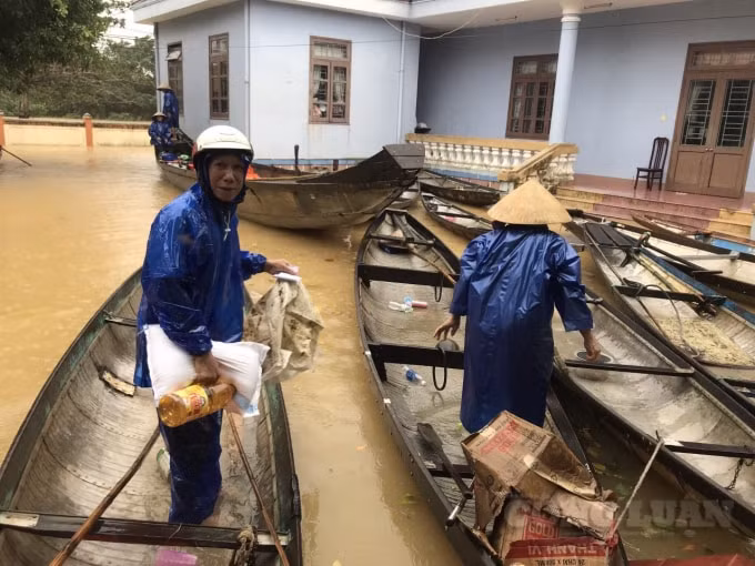 Bà con đến trụ sở của HTX An Thơ để nhận quà bằng phường tiện ghe, đò.