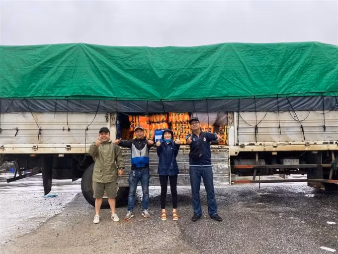 Hòa Minzy mặc áo mưa cùng anh em chuyển một xe container áo phao đến cứu trợ