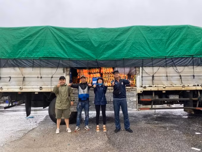 Hòa Minzy kịp thời đến địa điểm cứu trợ vào sáng ngày 19/10 (Ảnh: FBNV)
