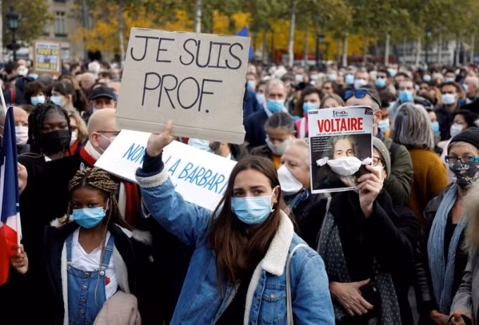 Hàng trăm người dân tụ tập biểu tình phản đối vụ sát hại giáo viên Samuel Paty ở Paris, Pháp. Ảnh: Reuters