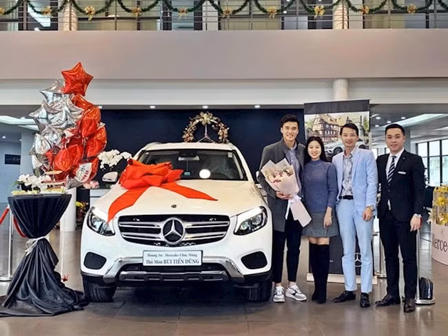 Vào cuối năm 2019, thủ môn Bùi Tiến Dũng được một doanh nhân tặng xế sang mang nhãn hiệu Mercedes. Ảnh: TL