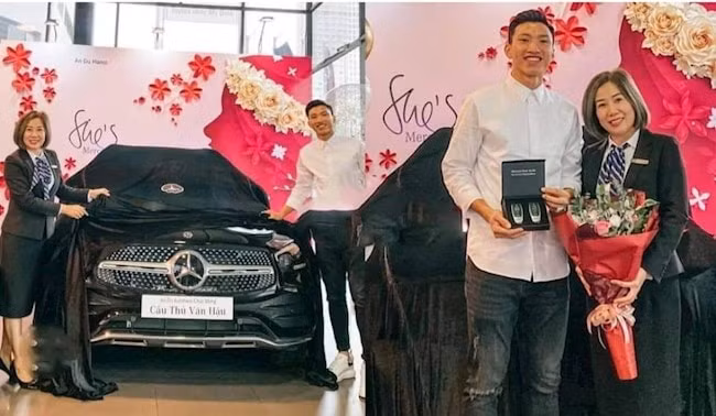 Đoàn Văn Hậu vừa tậu cho mình xế sang Mercedes-Benz. Ảnh: TL