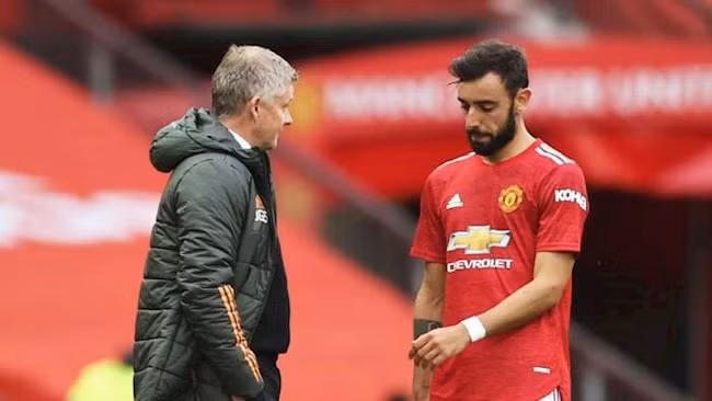 Bruno Fernandes phấn khích khi được MU trao băng đội trưởng ở trận đấu với PSG. Ảnh: bongda24h.