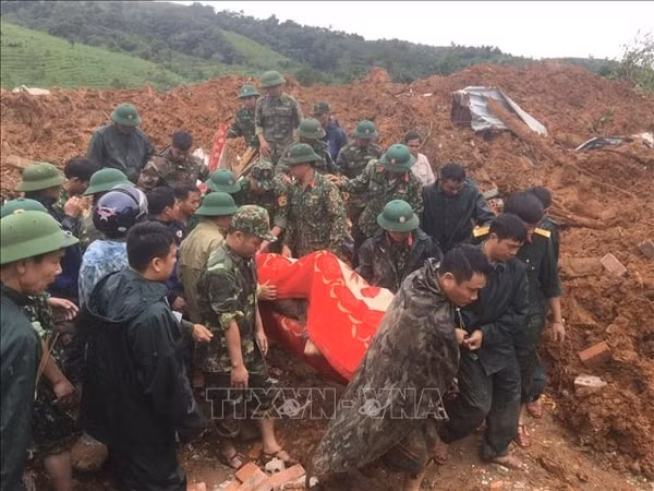 Các lực lượng cứu hộ đưa thi thể người bị nạn ra bên ngoài. Ảnh: TTXVN