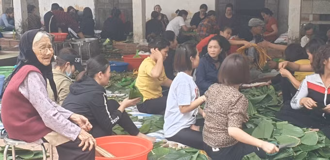 Cụ Địu năm nay đã 97 tuổi nhưng vẫn ra ủng hộ tinh thần con cháu làm việc thiện