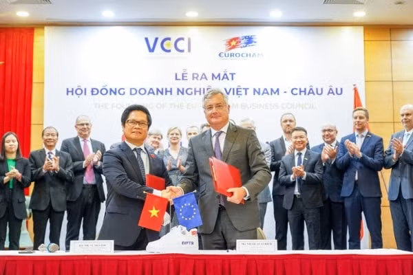 Chủ tịch VCCI Vũ Tiến Lộc và Chủ tịch Eurocham Nicolas Audier tại lễ ra mắt EVBC. Ảnh: Eurocham