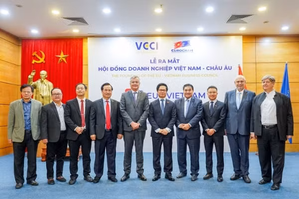 Thành viên hội đồng chụp ảnh lưu niệm. Ảnh: BTC