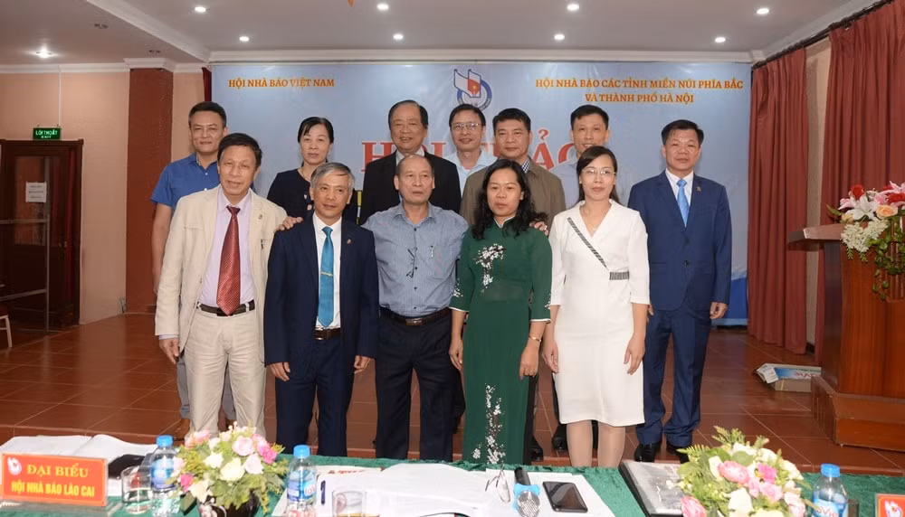 Lãnh đạo Hội Nhà báo Việt Nam và các đại biểu tham dự Hội thảo “Nâng cao chất lượng hoạt động Hội – Báo chí góp phần đưa Nghị quyết của Đảng vào cuộc sống” chụp ảnh lưu niệm.
