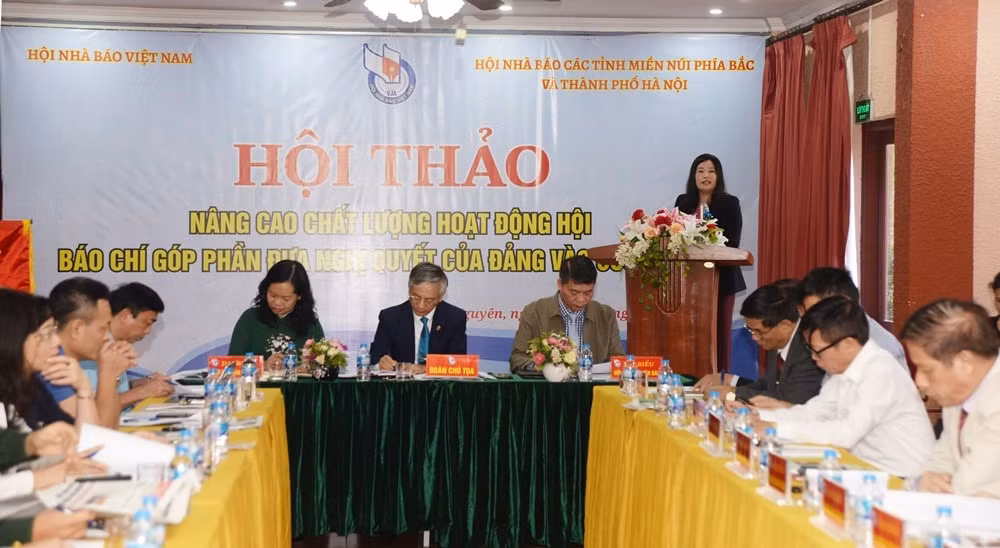 Nhà báo Nguyễn Kim Chi – Chủ tịch Hội Nhà báo tỉnh Phú Thọ trình bày những nét mới trong hoạt động của các cáp hội nhà báo tỉnh sau khi thực hiện sắp xếp lại tổ chức bộ máy.