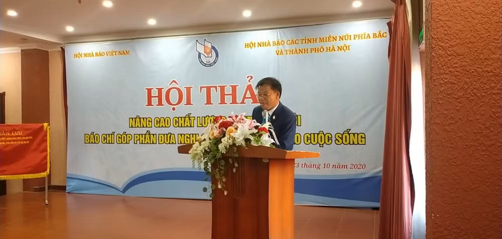Nhà báo Phùng Văn Khiêm – Phó Chủ tịch Thường trực Hội Nhà báo tỉnh Lạng Sơn trình bày tham luận về động viên khuyến khích hội viên sáng tạo tác phẩm báo chí. Ảnh: Từ Hải