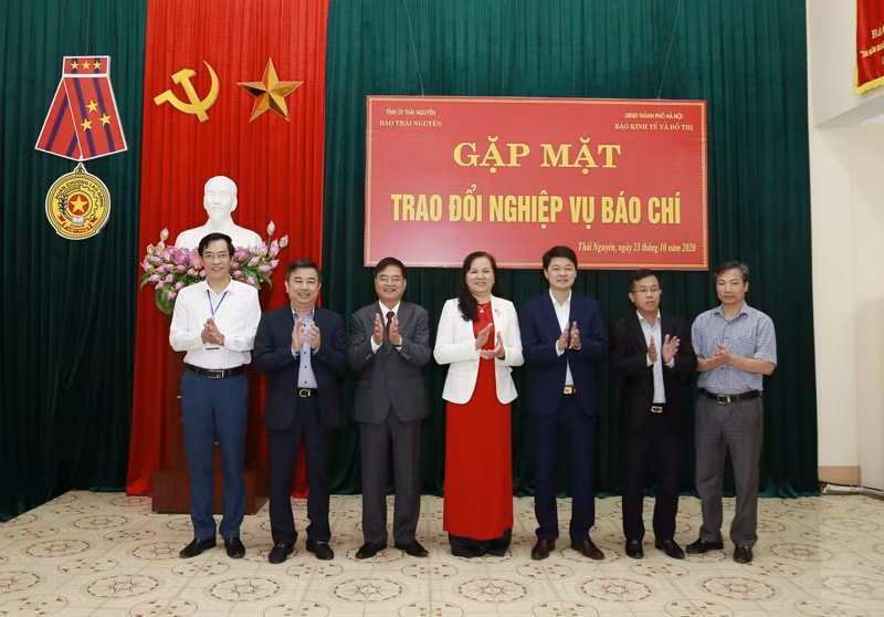 Lãnh đạo Ban Biên tập báo Thái Nguyên, báo Kinh tế & Đô thị và các đại biểu chụp ảnh lưu niệm.