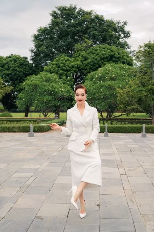 NSND Lê Khanh dán băng keo kín chân và giày để quay phim.