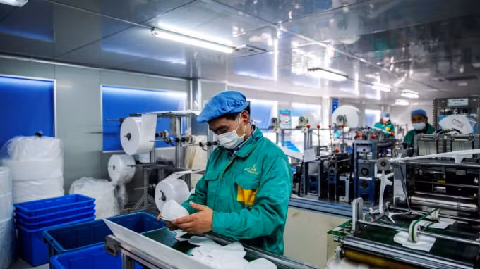 Việc sớm kiểm soát được đại dịch giúp Trung Quốc nhanh chóng nối lại các hoạt động sản xuất, qua đó ngăn chặn được đà suy thoái kinh tế trong bối cảnh đại dịch làm tê liệt chuỗi cung ứng toàn cầu - Ảnh: Xinhua
