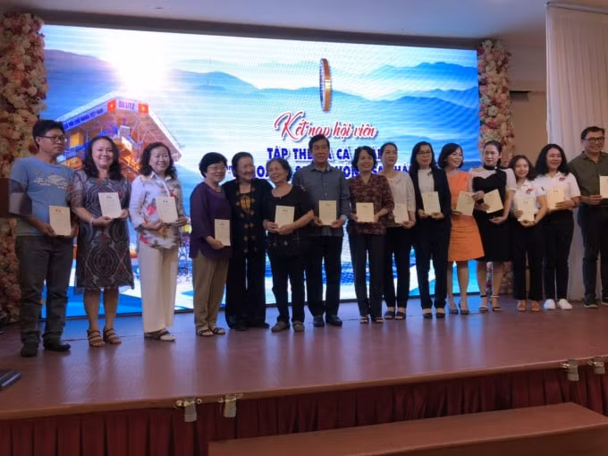Các thành viên mới được kết nạp vào CLB.