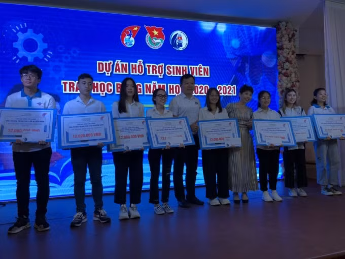 Trao học bổng cho các sinh viên thuộc dự án “Hỗ trợ sinh viên”.
