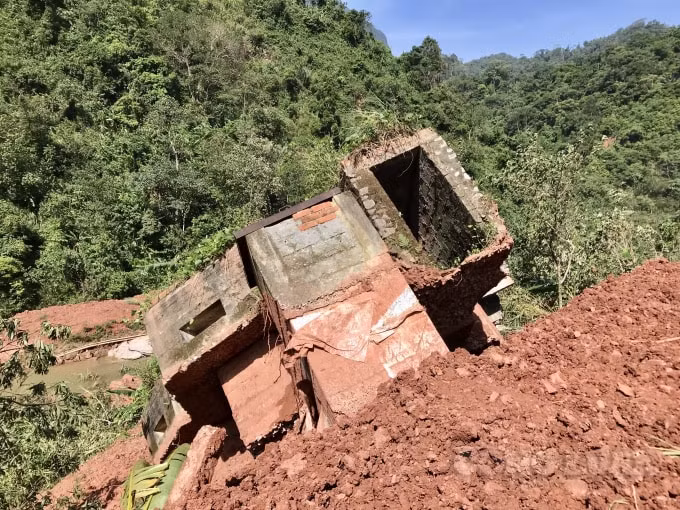 Một lô cốt đã bị cơ lũ dữ 