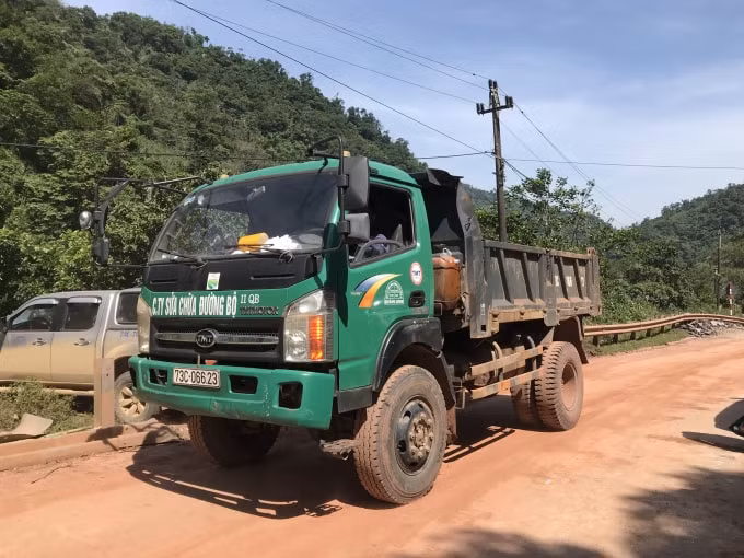 Đoàn xe chở đất đá, vật liệu xây dựng phục vụ thi công hoạt động hết công suất