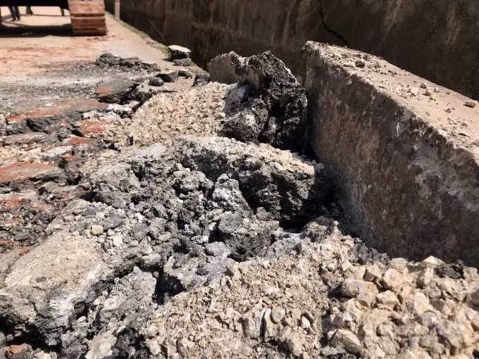 Những mảng bê tông lớn bị phá hỏng