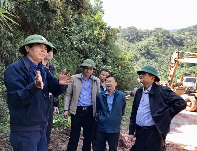 Ông Vũ Ngọc Lăng - Vụ trưởng vụ an toàn giao thông, Tổng cục đường bộ Việt Nam (ngoài cùng bên trái) và ông Phạm Quang Hải, Giám đốc Sở Giao thông vận tải Quảng Bình (ngoài cùng bên phải) trực tiếp chỉ đạo khắc phục sự cố