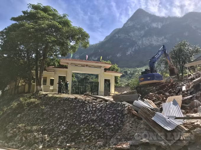 Khu vực dãy nhà của Đồn Biên phòng Cửa khẩu quốc tế Cha Lo bị sụt lún, đổ nghiêng