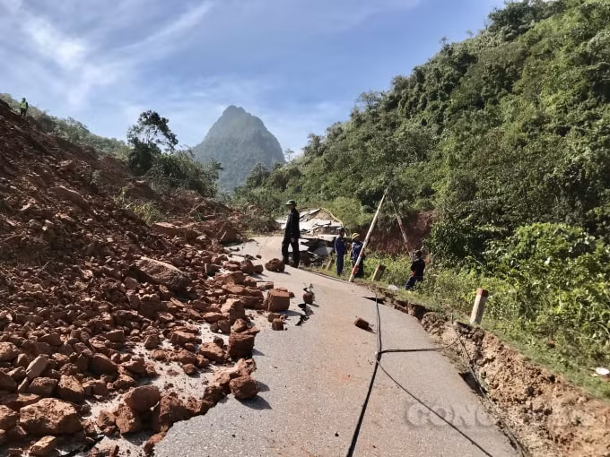 Công tác khắc phục sự cố sạt lở Quốc lộ 12A đang được thực hiện hết sức khẩn trương