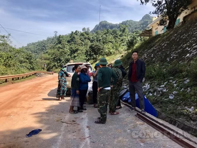 Đây là tuyến độc đạo dẫn đến Cửa khẩu quốc tế Cha Lo nên một số người dân vẫn bất chấp nguy hiểm đi bộ vượt qua đoạn đường hư hỏng