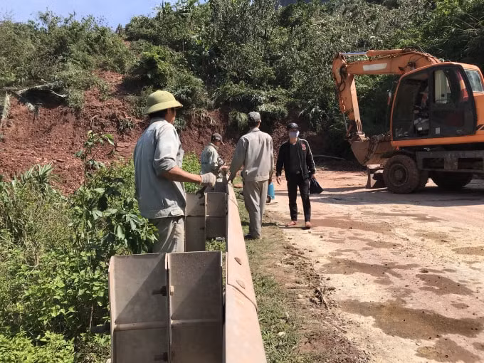 Đội ngũ công nhân tháo phần hộ lan để mở rộng công trường, thi công thuận lợi hơn