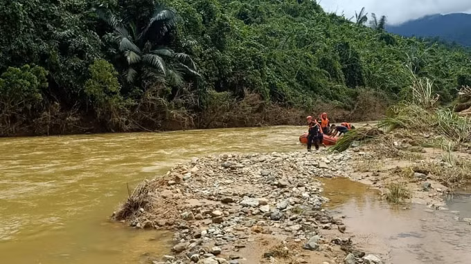 Tìm được 4/17 thi thể công nhân mất tích trong vụ sạt lở tại thủy điện Rào Trăng 3.