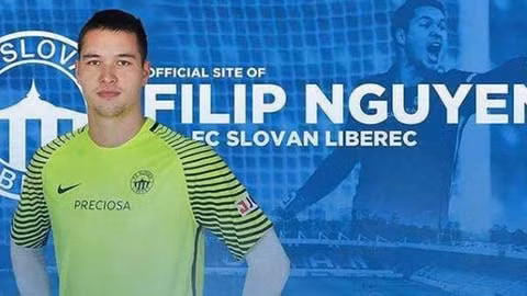 Filip Nguyễn tỏ ra cực kỳ phấn khởi khi anh đã giữ sạch lưới và gián tiếp giúp đội nhà có được 3 điểm đầu tiên ở đấu trường Europa League 2020/21. Ảnh: TL